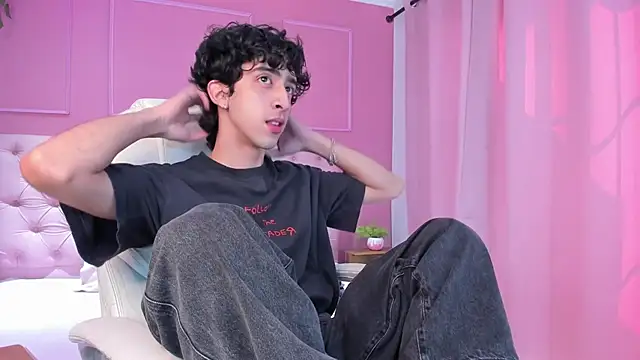 Snapshot of Alezzandro_ chatting on 01-22-25, 02:14 Alezzandro online show from 01-22-25, 02:14