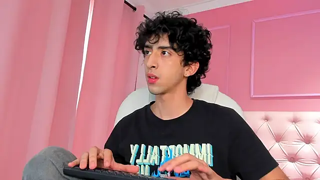 Snapshot of Alezzandro_ chatting on 01-27-25, 08:07 Alezzandro online show from 01-27-25, 08:07