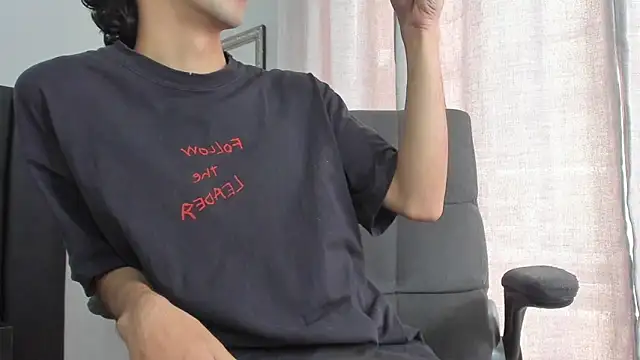 Snapshot of Alezzandro_ chatting on 02-12-25, 02:54 Alezzandro online show from 02-12-25, 02:54