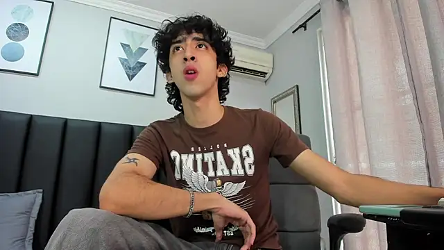 Snapshot of Alezzandro_ chatting on 02-18-25, 02:38 Alezzandro online show from 02-18-25, 02:38