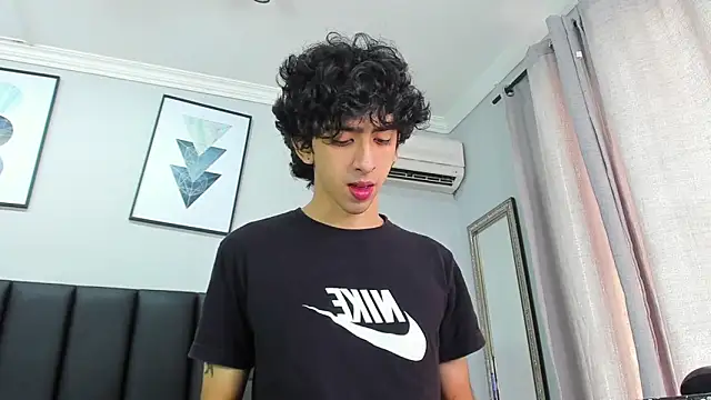 Snapshot of Alezzandro_ chatting on 02-19-25, 02:23 Alezzandro online show from 02-19-25, 02:23