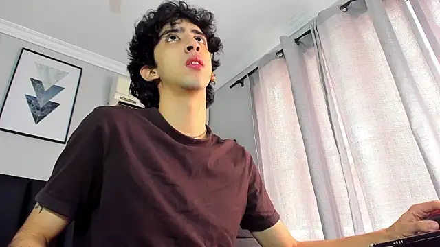 Snapshot of Alezzandro_ chatting on 02-20-25, 02:35 Alezzandro online show from 02-20-25, 02:35