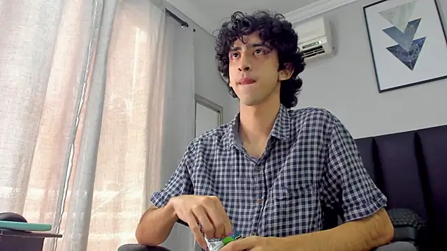 Snapshot of Alezzandro_ chatting on 02-26-25, 02:14 Alezzandro online show from 02-26-25, 02:14