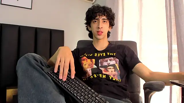 Snapshot of Alezzandro_ chatting on 02-27-25, 02:43 Alezzandro online show from 02-27-25, 02:43