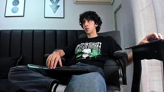 Snapshot of Alezzandro_ chatting on 03-05-25, 05:39 Alezzandro online show from 03-05-25, 05:39