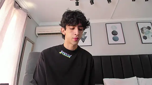 Snapshot of Alezzandro_ chatting on 03-10-25, 02:05 Alezzandro online show from 03-10-25, 02:05