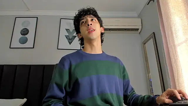 Snapshot of Alezzandro_ chatting on 03-20-25, 01:15 Alezzandro online show from 03-20-25, 01:15