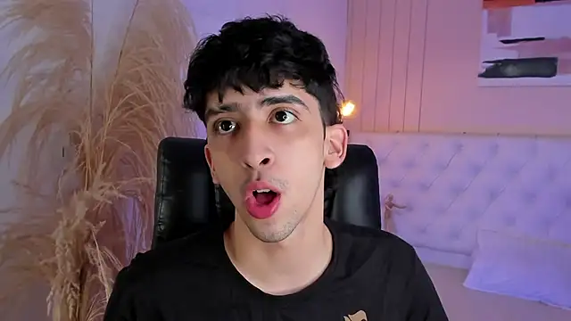 Snapshot of Alezzandro_ chatting on 10-03-25, 08:06 Alezzandro online show from 10-03-25, 08:06