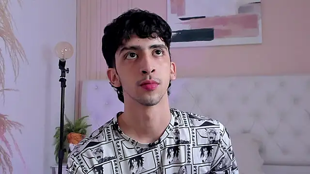 Snapshot of Alezzandro_ chatting on 10-06-25, 08:39 Alezzandro online show from 10-06-25, 08:39