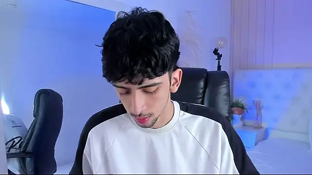 Snapshot of Alezzandro_ chatting on 10-14-25, 09:04 Alezzandro online show from 10-14-25, 09:04