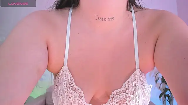 Hannah Jonhson online show from 11-29-25, 04:26