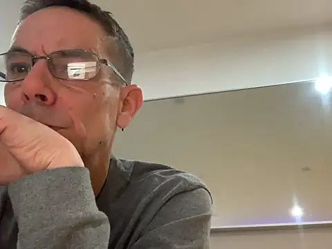 Snapshot of Kenhornu chatting on 12-17-25, 09:32 Kenhornu online show from 12-17-25, 09:32