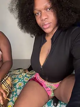 Snapshot of Boneca25 chatting on 02-06-26, 09:45 Boneca25 online show from 02-06-26, 09:45