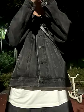 Snapshot of Phil_6677 chatting on 09-25-25, 04:00 Phil 6677 online show from 09-25-25, 04:00