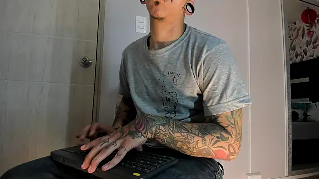 Snapshot of kaletattoo chatting on 07-12-26, 11:56 kaletattoo online show from 07-12-26, 11:56