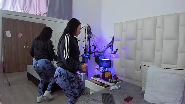 Ariana rouse online show from 10-29-25, 04:09