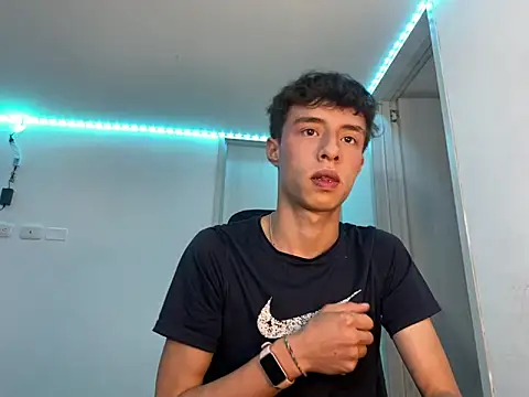 Snapshot of Juanmres chatting on 10-10-25, 02:54 Juanmres online show from 10-10-25, 02:54