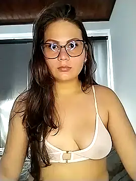 Snapshot of Vale_Saenzz chatting on 02-06-25, 07:07 Vale Saenzz online show from 02-06-25, 07:07