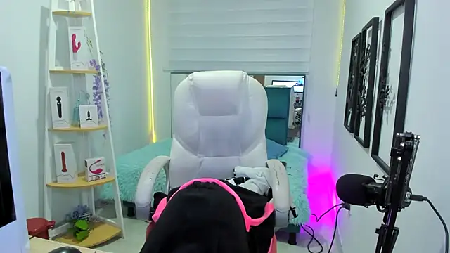 naomy hot 777 online show from 10-19-25, 01:17