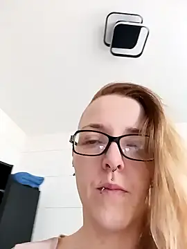 Snapshot of Astrid-Gilbert chatting on 02-04-25, 12:44 Astrid-Gilbert online show from 02-04-25, 12:44