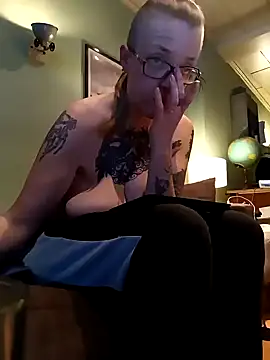 Snapshot of Astrid-Gilbert chatting on 02-14-25, 09:43 Astrid-Gilbert online show from 02-14-25, 09:43