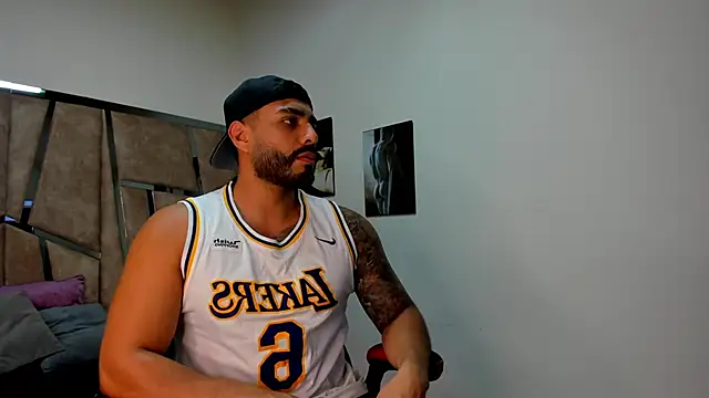 Snapshot of LeandroRusso chatting on 02-03-25, 08:35 LeandroRusso online show from 02-03-25, 08:35