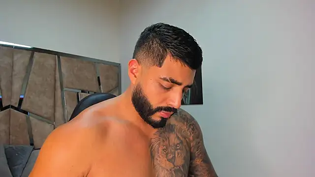 Snapshot of LeandroRusso chatting on 02-25-25, 11:00 LeandroRusso online show from 02-25-25, 11:00