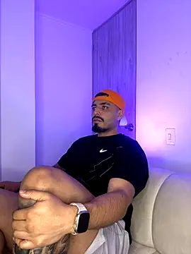 Snapshot of LeandroRusso chatting on 09-10-25, 02:22 LeandroRusso online show from 09-10-25, 02:22