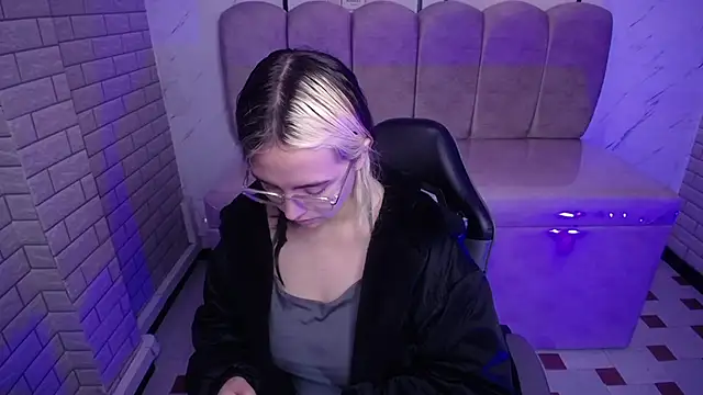 Hela v online show from 11-15-25, 12:02