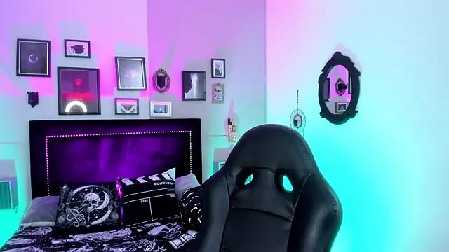 IsisRaichuu  online show from 09-24-25, 08:23