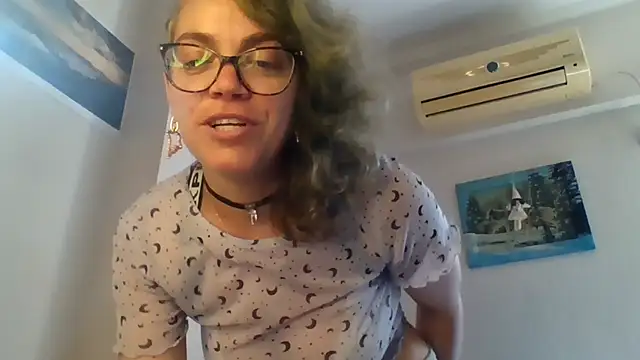 Snapshot of Ju-Hot chatting on 05-25-26, 01:39 Ju-Hot online show from 05-25-26, 01:39