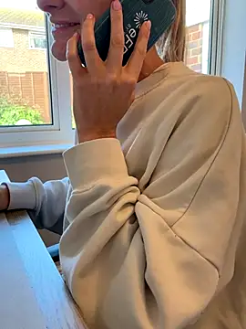 Phoebe Lily online show from 10-15-25, 08:47