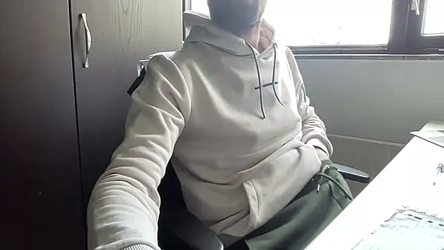 Snapshot of bullyboyy chatting on 03-14-25, 11:23 bullyboyy online show from 03-14-25, 11:23