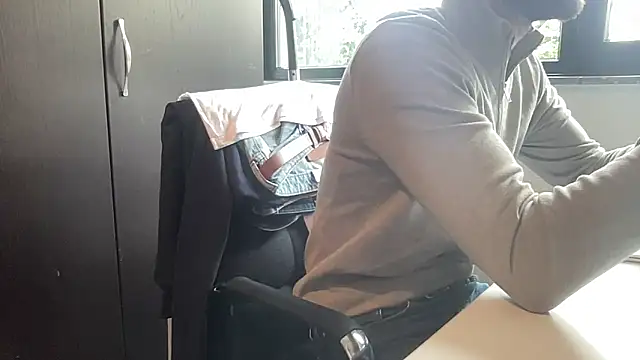 Snapshot of bullyboyy chatting on 09-22-25, 07:21 bullyboyy online show from 09-22-25, 07:21