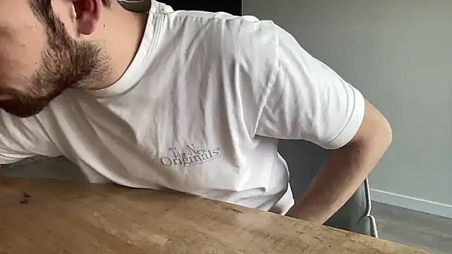 Snapshot of bullyboyy chatting on 10-19-25, 11:33 bullyboyy online show from 10-19-25, 11:33