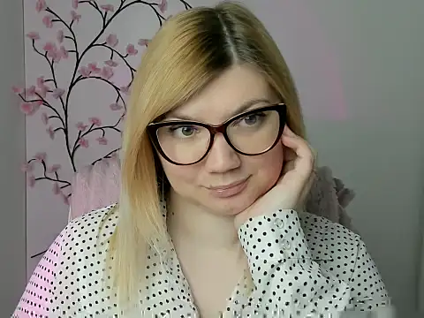 Snapshot of Lola_moree chatting on 04-23-26, 11:42 Lola moree online show from 04-23-26, 11:42