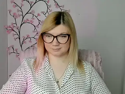 Snapshot of Lola_moree chatting on 04-23-26, 12:29 Lola moree online show from 04-23-26, 12:29
