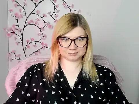 Snapshot of Lola_moree chatting on 05-11-26, 11:49 Lola moree online show from 05-11-26, 11:49