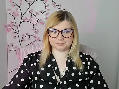 Snapshot of Lola_moree chatting on 05-17-26, 11:39 Lola moree online show from 05-17-26, 11:39