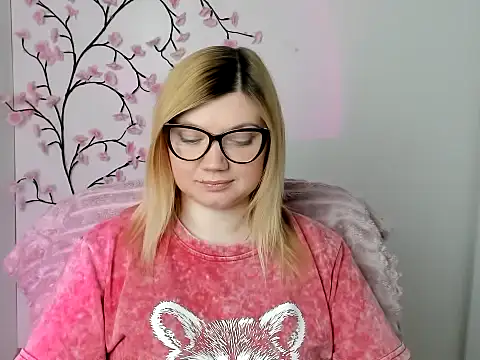 Snapshot of Lola_moree chatting on 05-19-26, 11:38 Lola moree online show from 05-19-26, 11:38