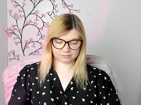 Snapshot of Lola_moree chatting on 05-20-26, 11:49 Lola moree online show from 05-20-26, 11:49