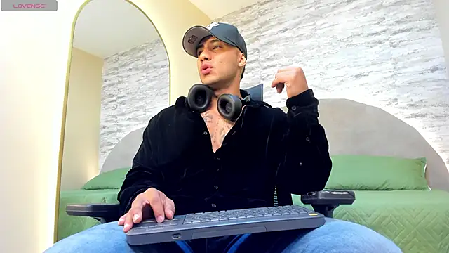 Snapshot of lennox_ray chatting on 02-23-25, 11:44 lennox ray online show from 02-23-25, 11:44