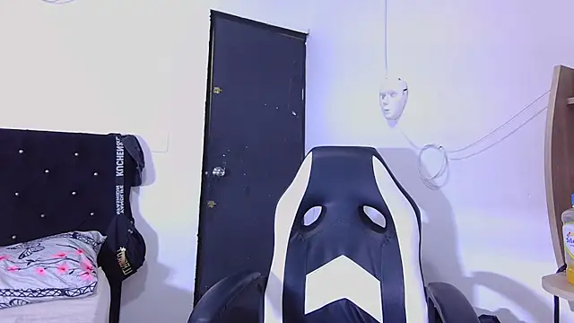 Snapshot of hot_man05 chatting on 11-07-25, 11:27 hot man05 online show from 11-07-25, 11:27