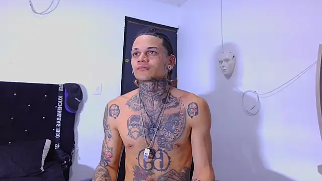 Snapshot of hot_man05 chatting on 12-04-25, 09:01 hot man05 online show from 12-04-25, 09:01