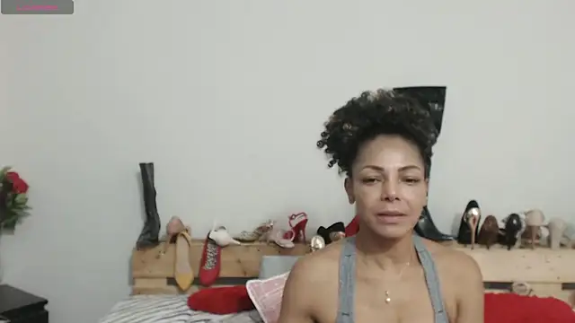 Snapshot of Lunasquirt1985 chatting on 02-19-25, 01:39 Lunasquirt1985 online show from 02-19-25, 01:39