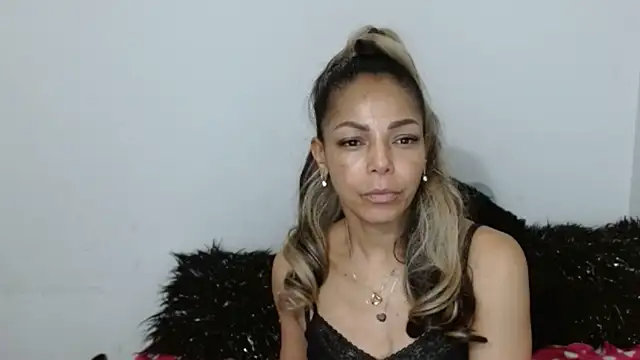 Snapshot of Lunasquirt1985 chatting on 10-24-25, 11:17 Lunasquirt1985 online show from 10-24-25, 11:17