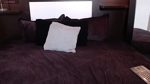 Liiamthompson online show from 04-11-26, 09:13