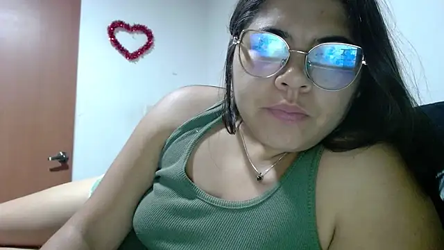 Snapshot of viccky_vick chatting on 10-23-25, 02:33 viccky vick online show from 10-23-25, 02:33