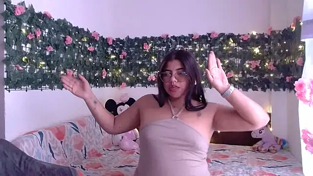 Snapshot of viccky_vick chatting on 11-17-25, 07:52 viccky vick online show from 11-17-25, 07:52