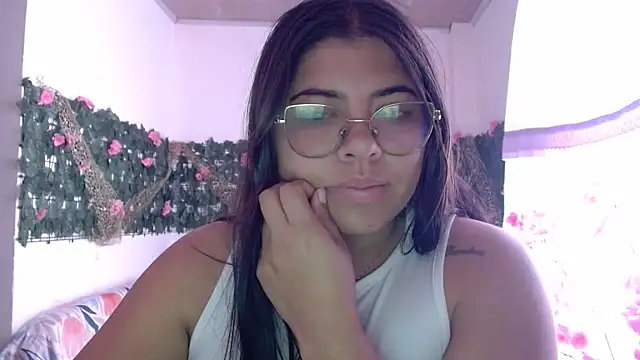 Snapshot of viccky_vick chatting on 12-15-25, 04:44 viccky vick online show from 12-15-25, 04:44